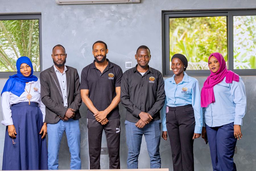 Davinnette Forex Bureau team, photo 9